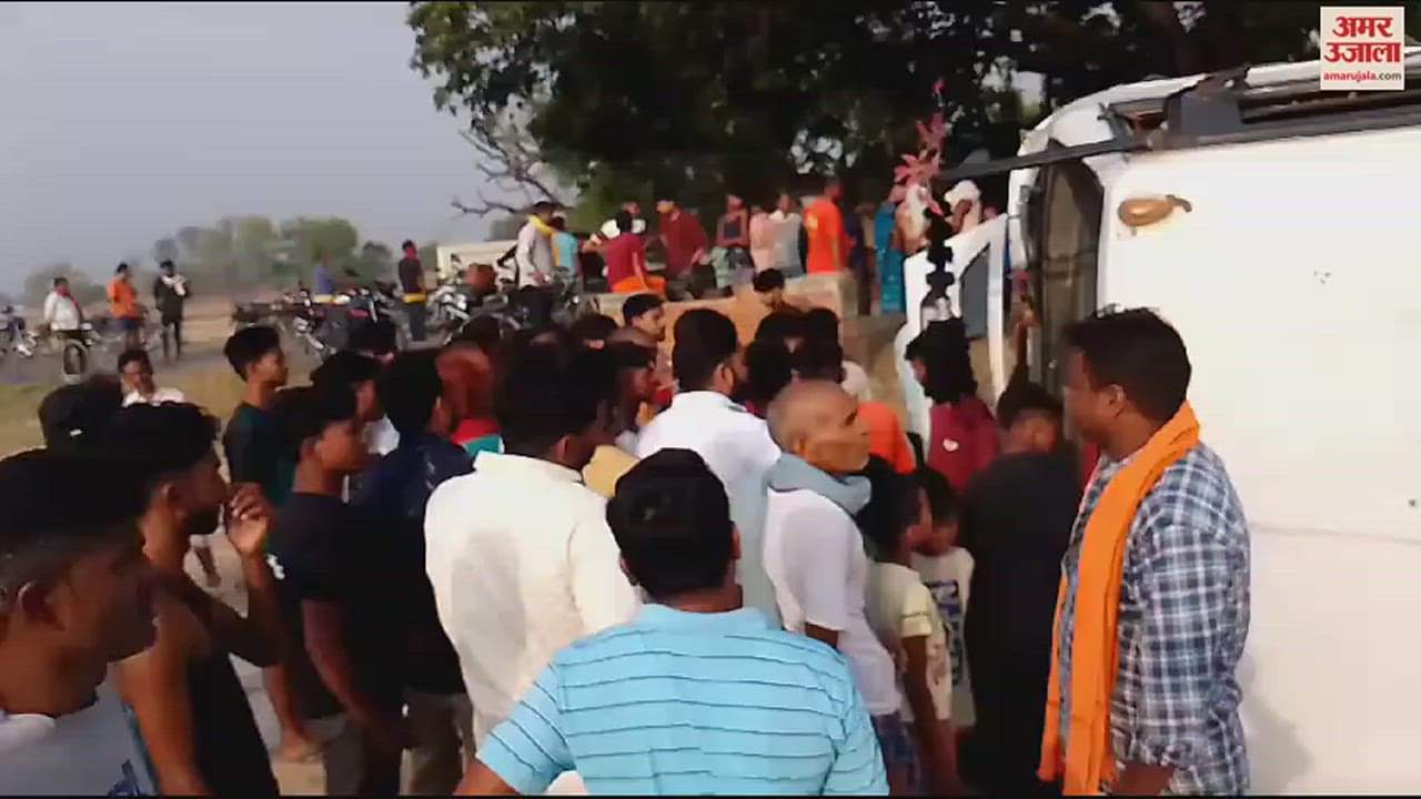 VIDEO : Bus overturned trying to overtake in bhadohi boy died and three critical