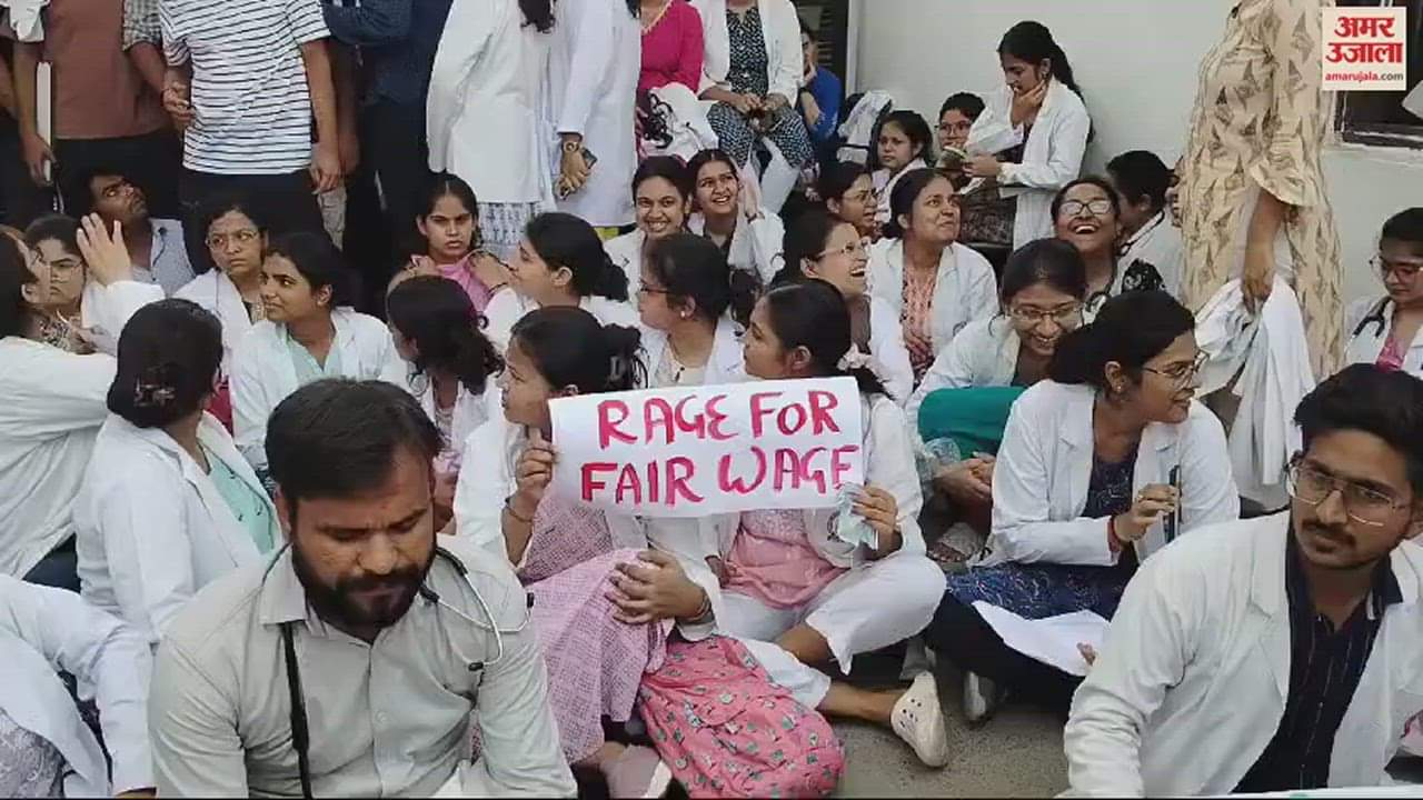 VIDEO : Students of Heritage Medical College protest in varanasi closed the gate