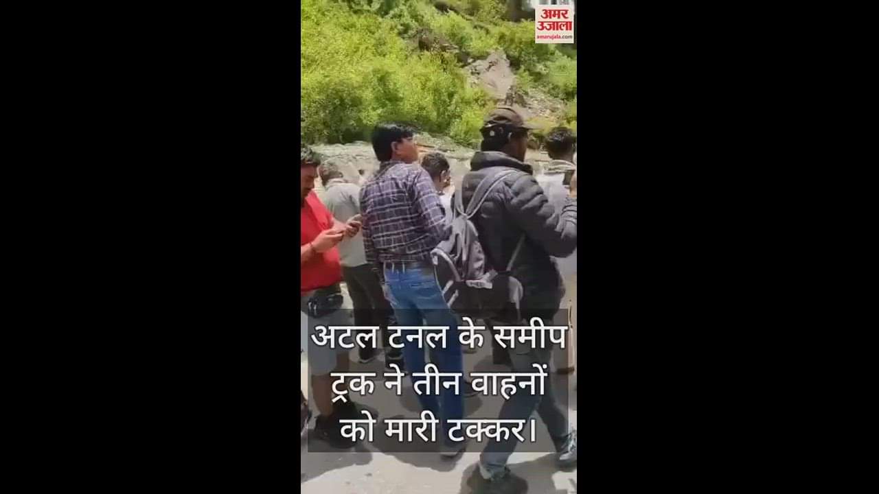 VIDEO : truck hit three vehicles near Atal Tunnel, police is investigating