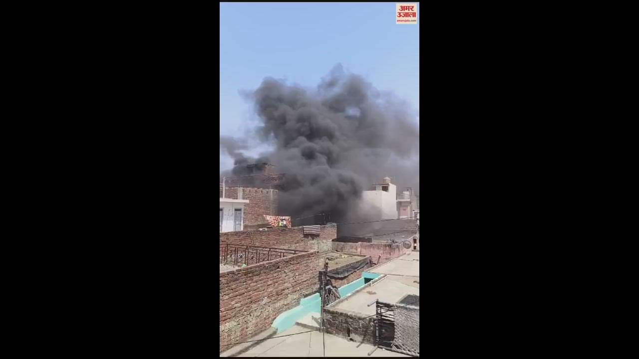 VIDEO : huge fire broke out in jacket factory located in Naugaon Sadat, family trapped on second floor