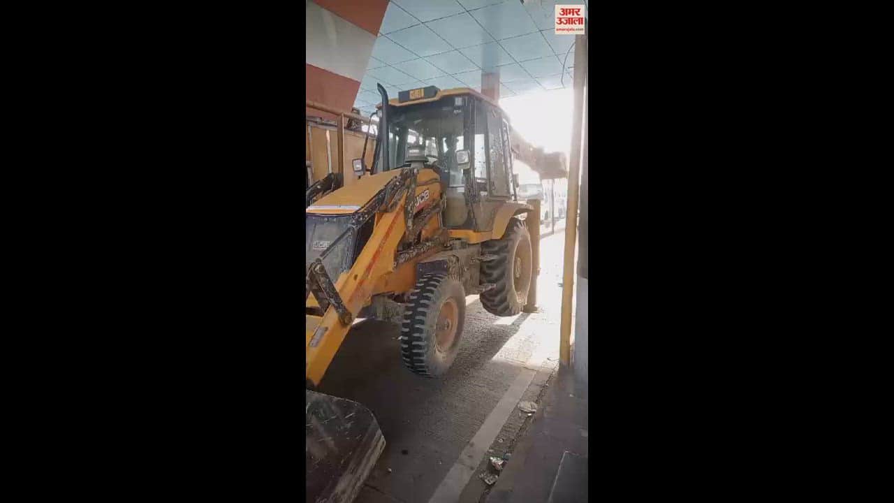 VIDEO : UP: जेसीबी चालक ने टोल प्लाजा के बूथों को तोड़ा, छिजारसी टोल प्लाजा की घटना