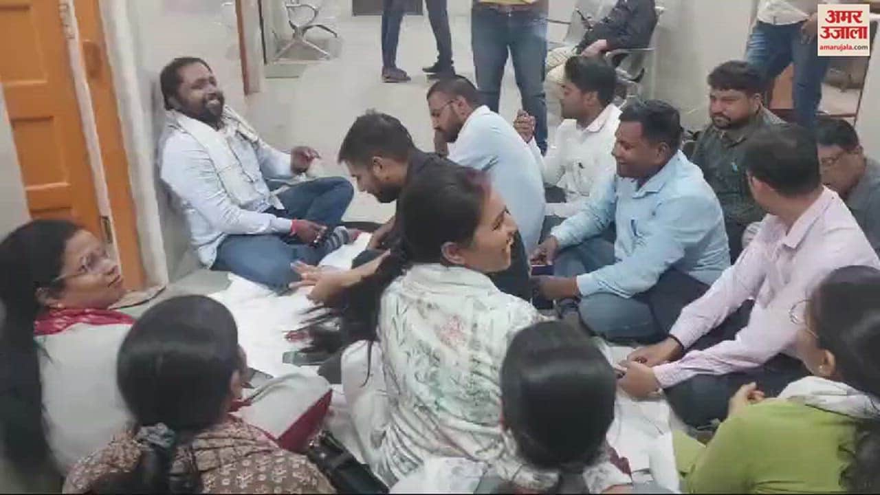 VIDEO : JE and engineer got furious due to salary stoppage in varanasi staged sit in jalkal vibhag