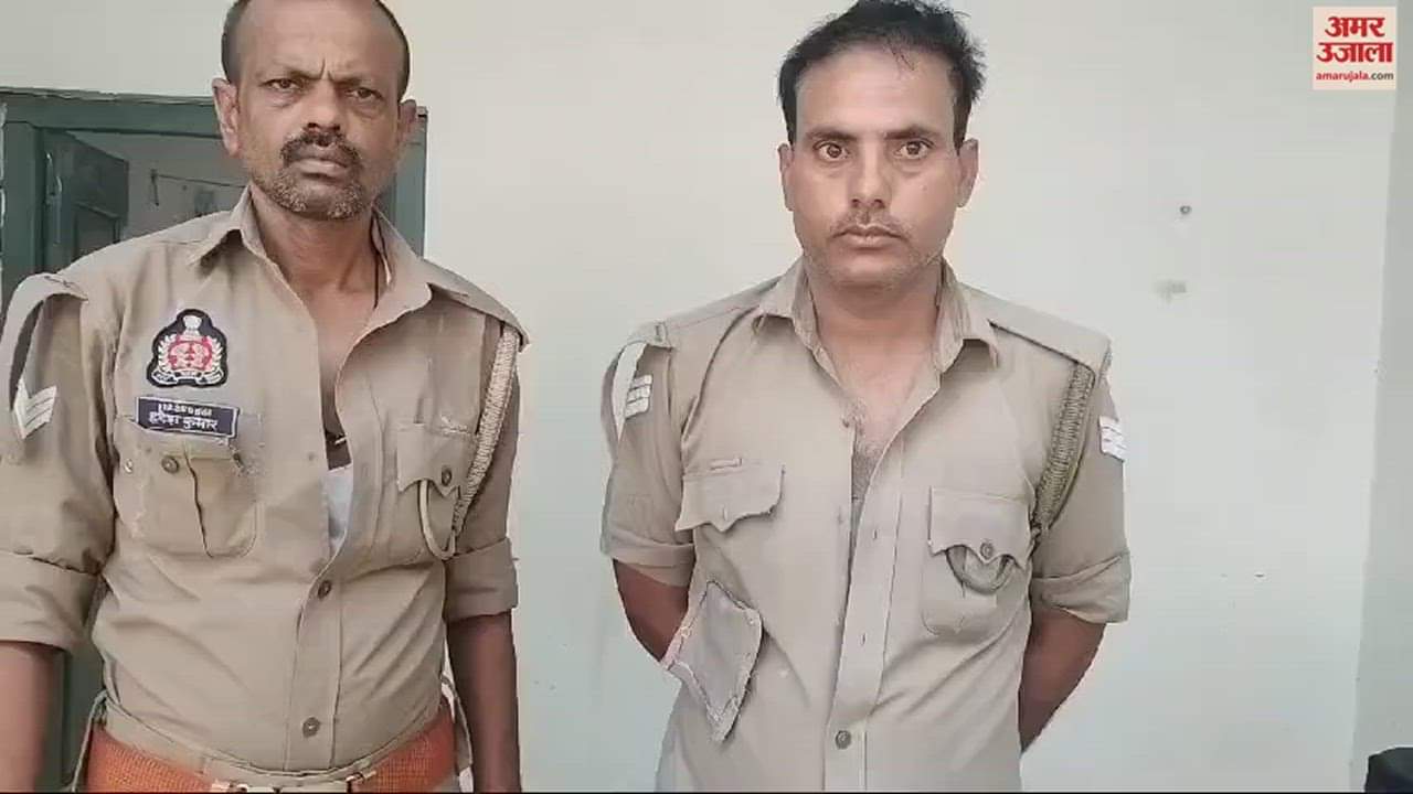 VIDEO : GRP jawans beat up a railway employee in ballia station two suspended Demand for action