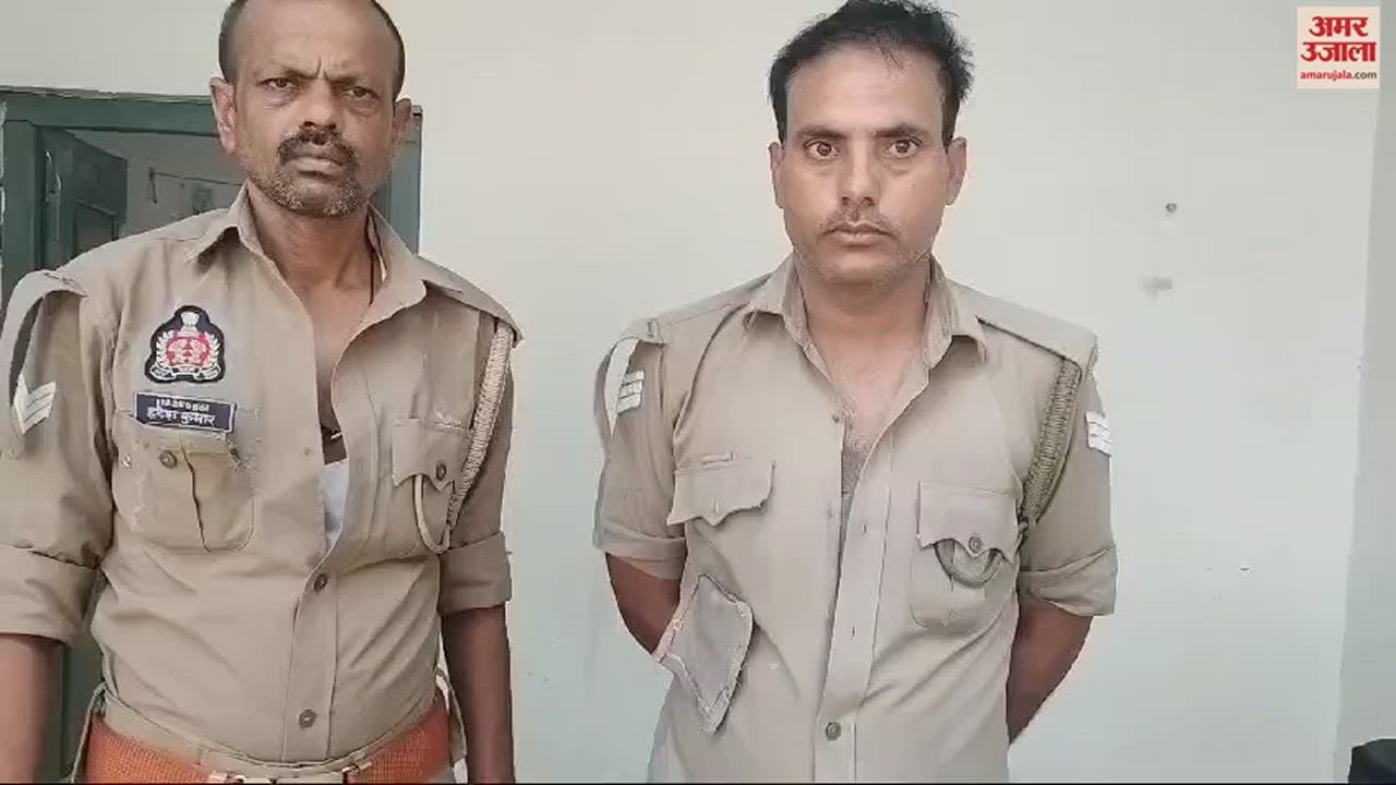 VIDEO : GRP jawans beat up a railway employee in ballia station two suspended Demand for action