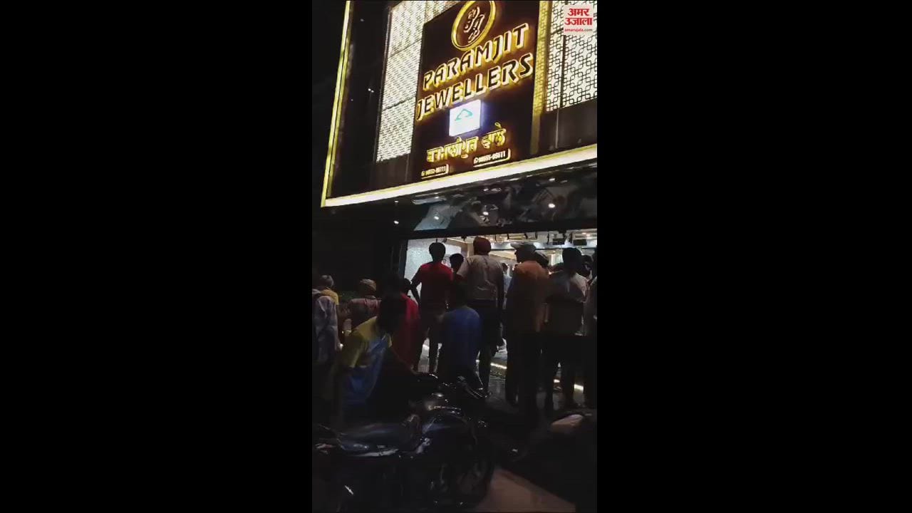 VIDEO : बैंक लूट के बाद दोराहा मुख्य बाजार में ज्वेलर्स शॉप पर अंधाधुंध फायरिंग, 24 घंटे में दूसरी बड़ी वारदात