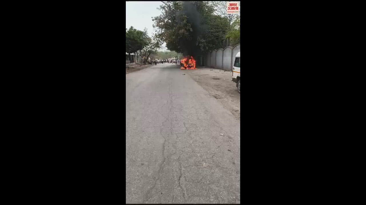 VIDEO : car caught fire in Sonbhadra driver saved his life by jumping out