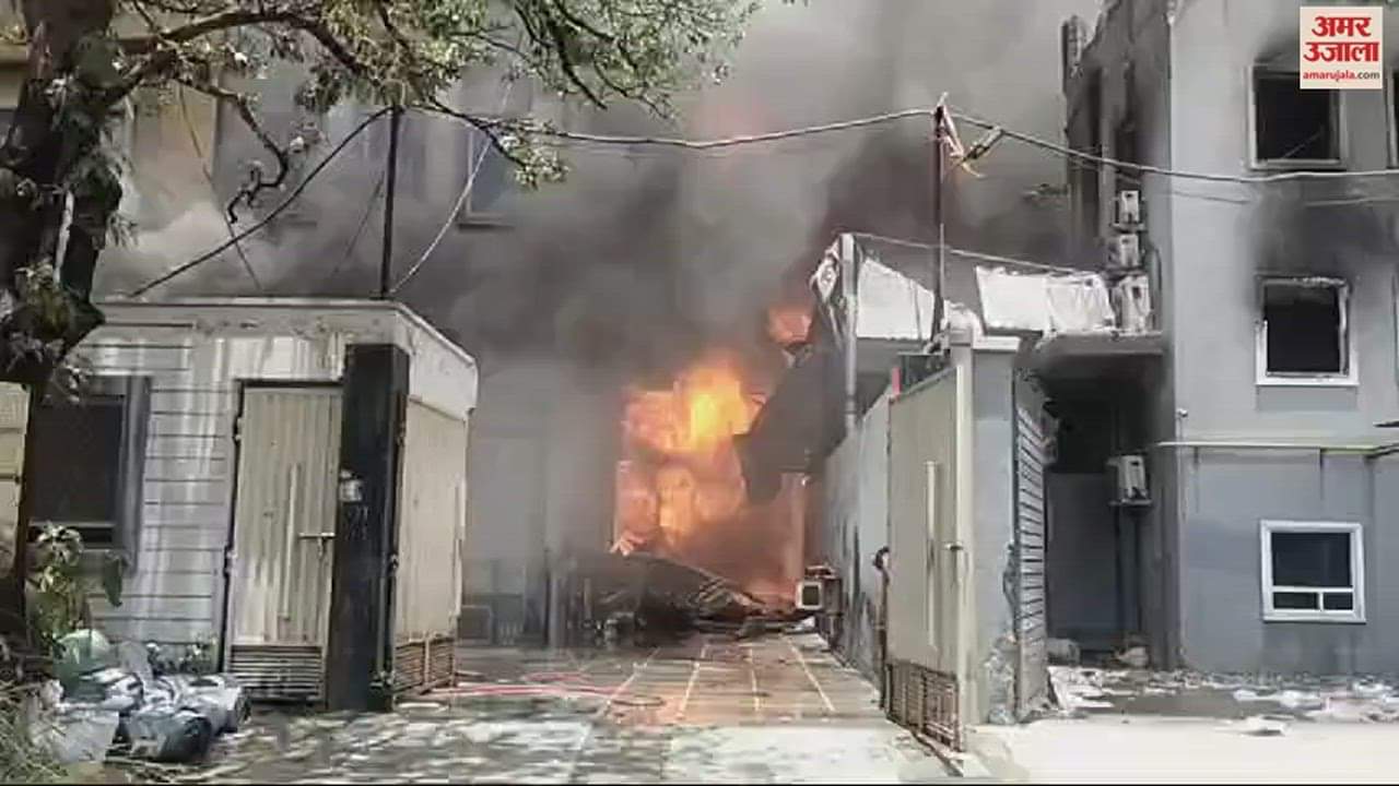 VIDEO : गाजियाबाद में ट्रॉनिका सिटी औद्योगिक क्षेत्र में एक फैक्टरी में लगी आग