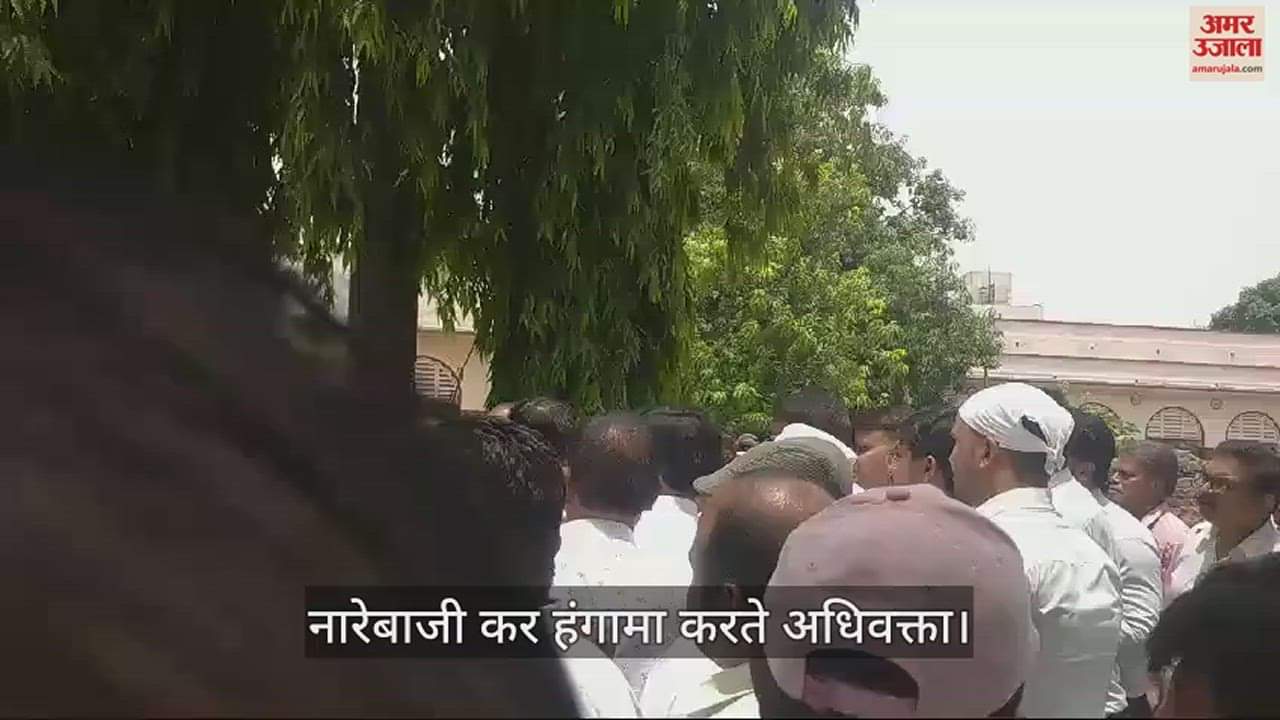 VIDEO : There was a scuffle between DM and advocates in Deoria, police was called in the office premises after the ruckus