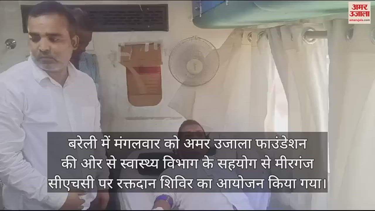 रक्तदान करते तहसीलदार