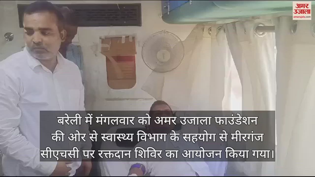रक्तदान करते तहसीलदार