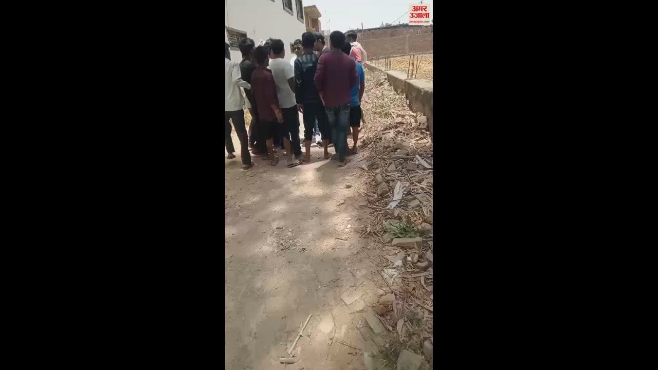 VIDEO : Moradabad angry farmers beat up JE due to non-availability electricity, broke his head with sticks and bricks