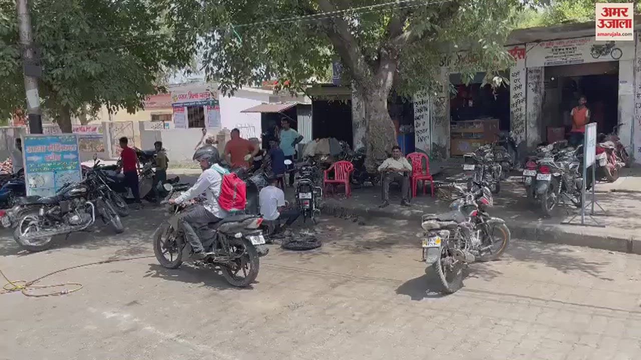 VIDEO : Enjoy swimming pool in tractor trolley in Gajraula, get relief from heat by bathing with friends