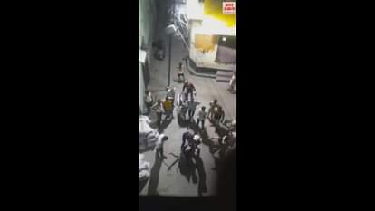 VIDEO : अलीगढ़ में चोरी के शक में युवक को बेरहमी से पीटा-पीटकर मार डाला