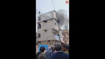 VIDEO : रोहतक के गांधी कैंप में शार्ट सर्किट से तीन मंजिला दुकान में लगी आग