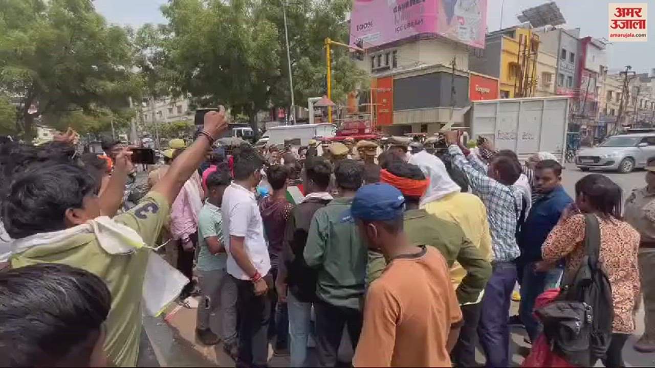 VIDEO : Students expressed their displeasure over the rigging in NEET burnt their results