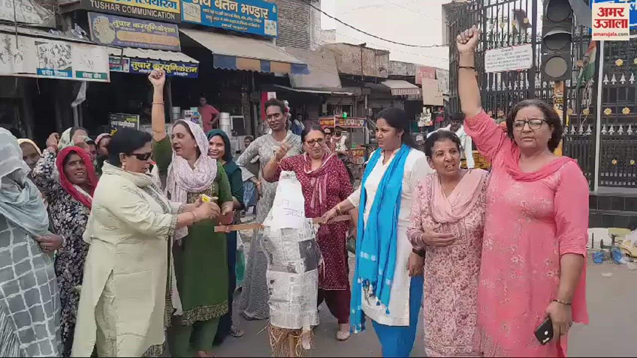 VIDEO : झज्जर भाजपा महिला मोर्चा ने हिसार के सांसद का पुतला फूंका, कांग्रेस पर भी साधा निशाना