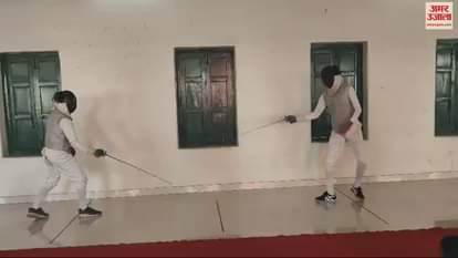 VIDEO : thirty players were given fencing training