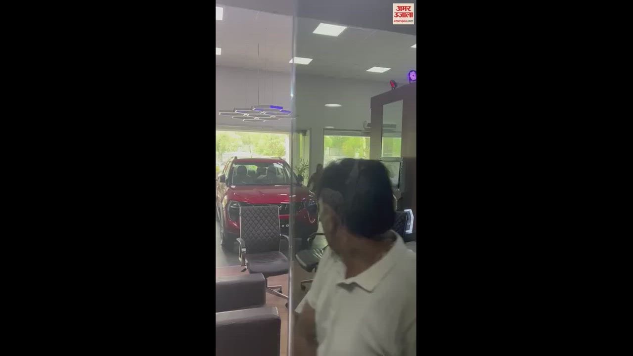VIDEO : इनेलो नेता के कार शोरूम पर बरसाईं गोलियां, पर्ची फेंक मांगी 5 करोड़ की रंगदारी