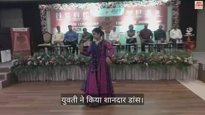 VIDEO : young woman performed wonderful dance at Kashi Leadership Award Ceremony