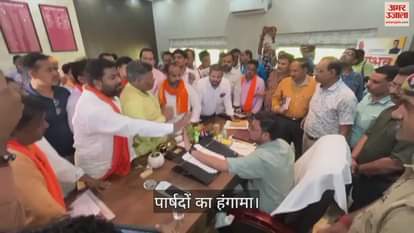 VIDEO : Councillors create ruckus in Municipal Commissioner's office in Varanasi