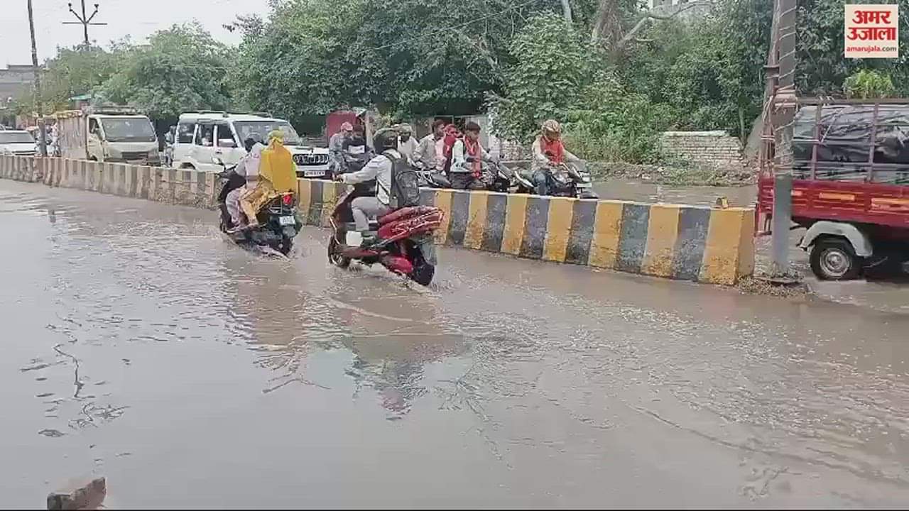 VIDEO : Protest over waterlogging in varanasi rainwater accumulated on Chandmari to Bhojubir road people angry