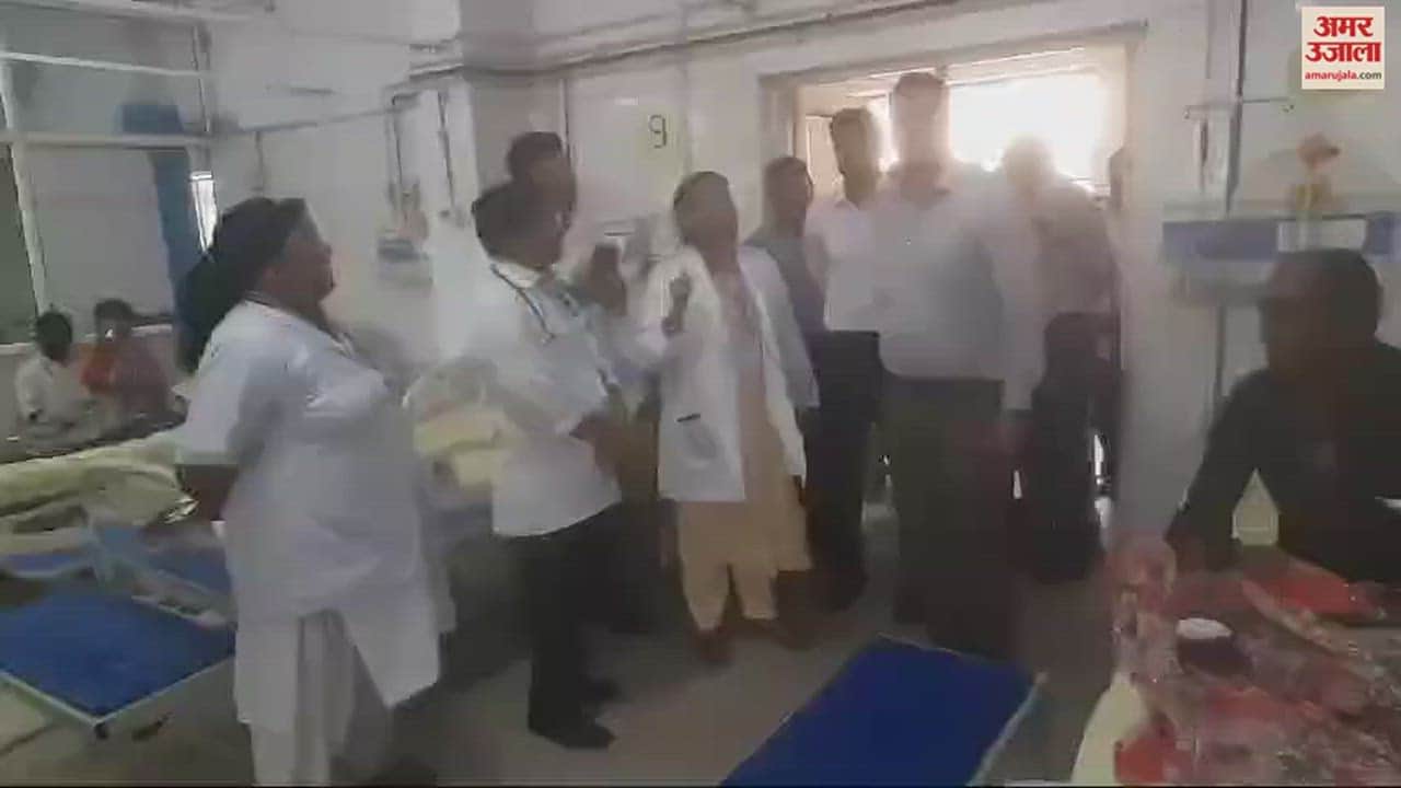 VIDEO : After taking charge new DM of Moradabad inspected district hospital and got angry after seeing dampness