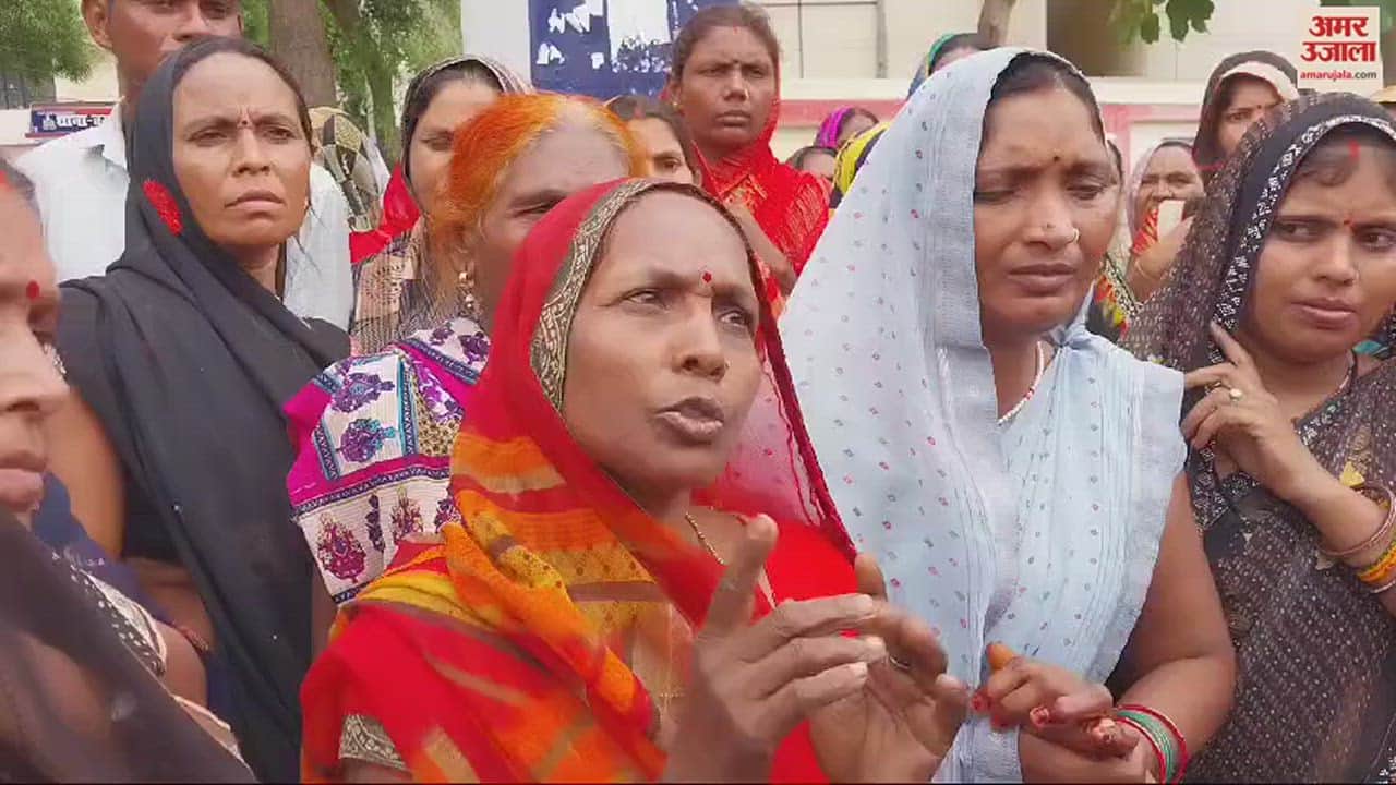 VIDEO : Chaos death of old man villagers surrounded the police station in azamgarh wife and son accused of murder