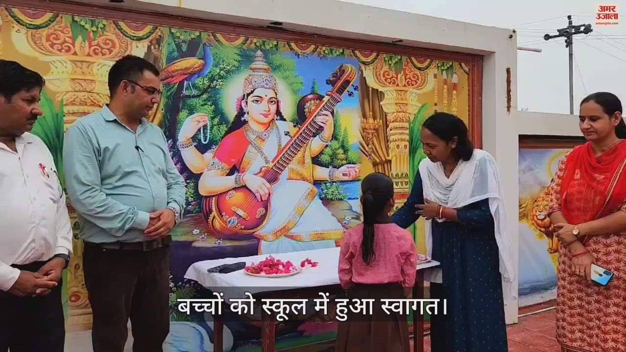 बच्चों को तिलक लगातीं कमिश्नर सेल्वा कुमारी जे