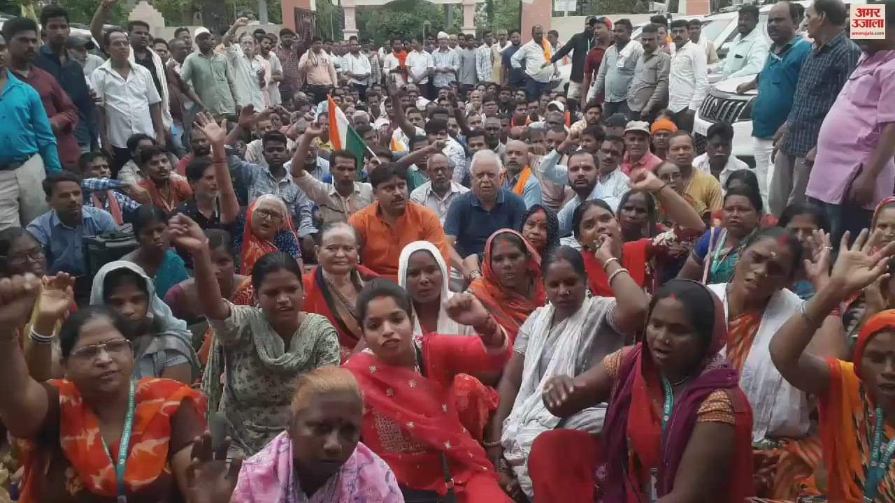 VIDEO : Street Vendors Gheraoed The Municipal Corporation, Arrived In Hundreds; Raised Slogan