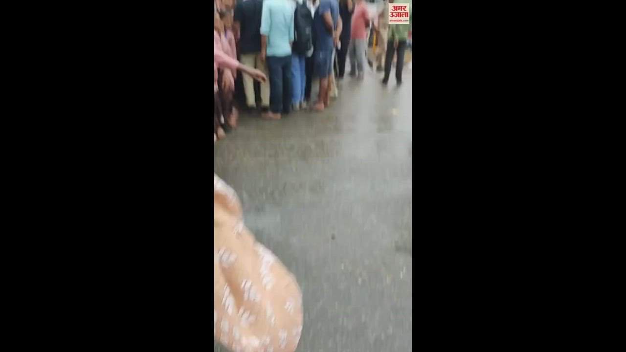 VIDEO : स्कूल में भरा नाले का गंदा पानी, परेशान छात्र-छात्राओं ने हाईवे पर लगाया जाम