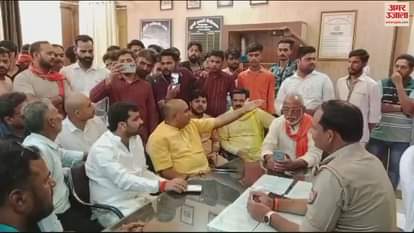 VIDEO : Case youth tied tree and beaten in sonbhadra Hundreds people surrounded the police station Two arrested