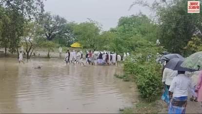 VIDEO : Waterlogging on the road in Ghazipur people carrying the funeral procession passed through dirty water