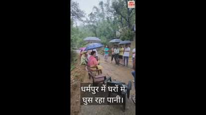 VIDEO : Water is entering the houses in Dharampur, people blocked the NH amidst rain