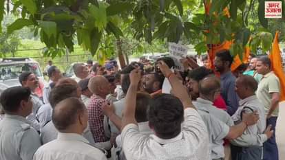VIDEO : ABVP protest in BHU Central office surrounded over problems prevailing in campus
