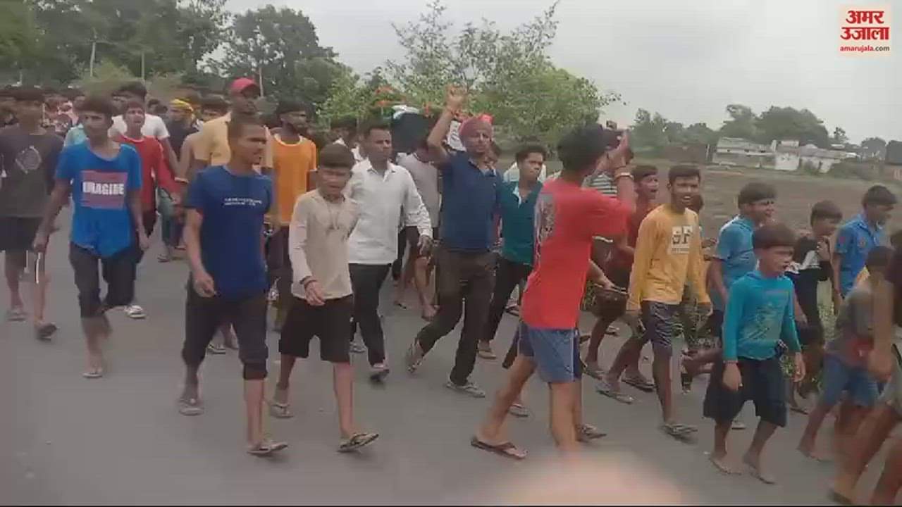 VIDEO : dead body of soldier reached village in ballia chaos among family members, crowd gathered last darshan