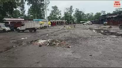 VIDEO : pile of garbage everywhere in azamgarh waterlogging in many places