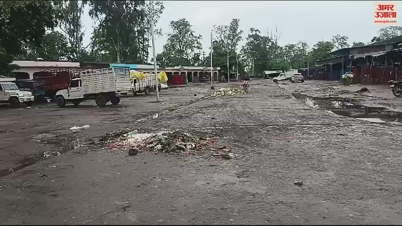 VIDEO : pile of garbage everywhere in azamgarh waterlogging in many places