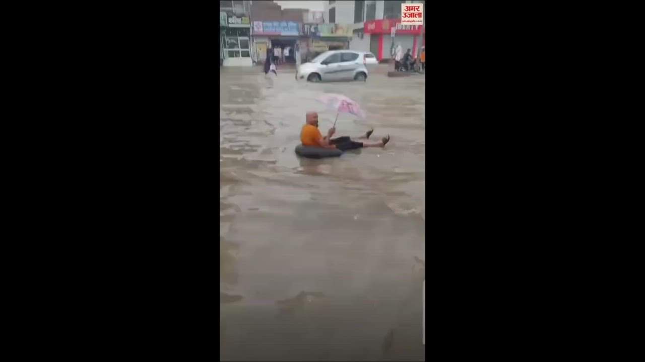 VIDEO : फतेहाबाद में बारिश से सड़कों पर भरा पानी, ट्यूब की कश्ती बना घुमता नजर आया युवक
