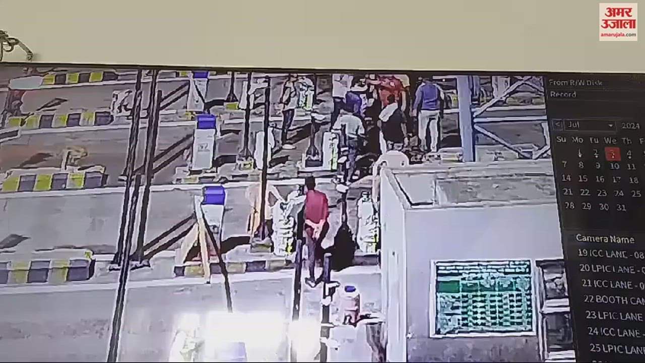 VIDEO : crime branch and asked to remove barricading in ghazipur thrashed for asking identity card ran over by car case filed against 15