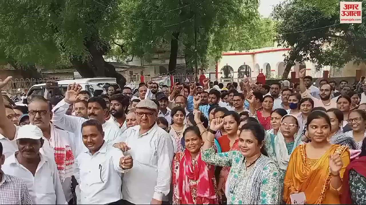 VIDEO : Teachers protested against online attendance, expressed their displeasure by wearing black bands
