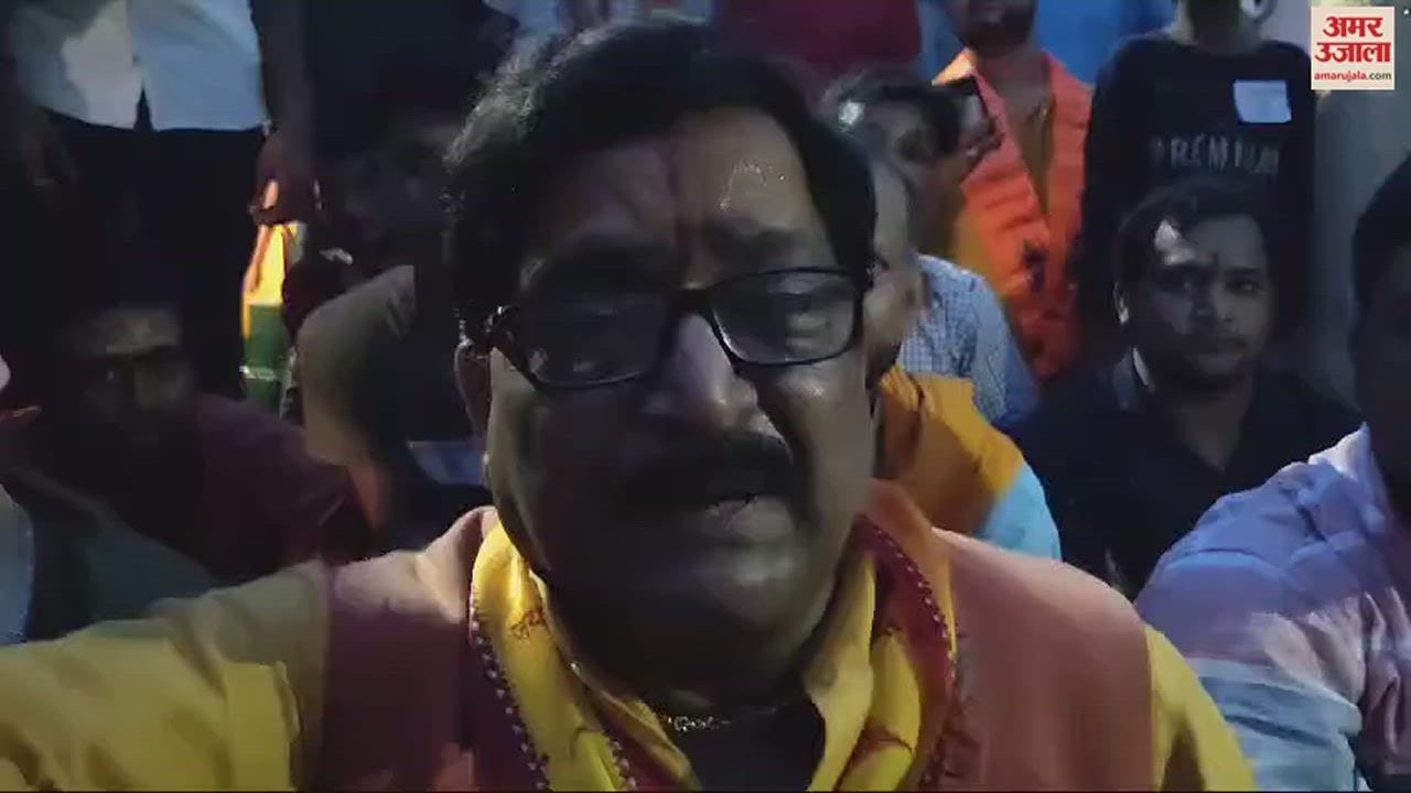 VIDEO : Protest stopping Rath Yatra in bhadohi Swords taken from artists people angry working of police