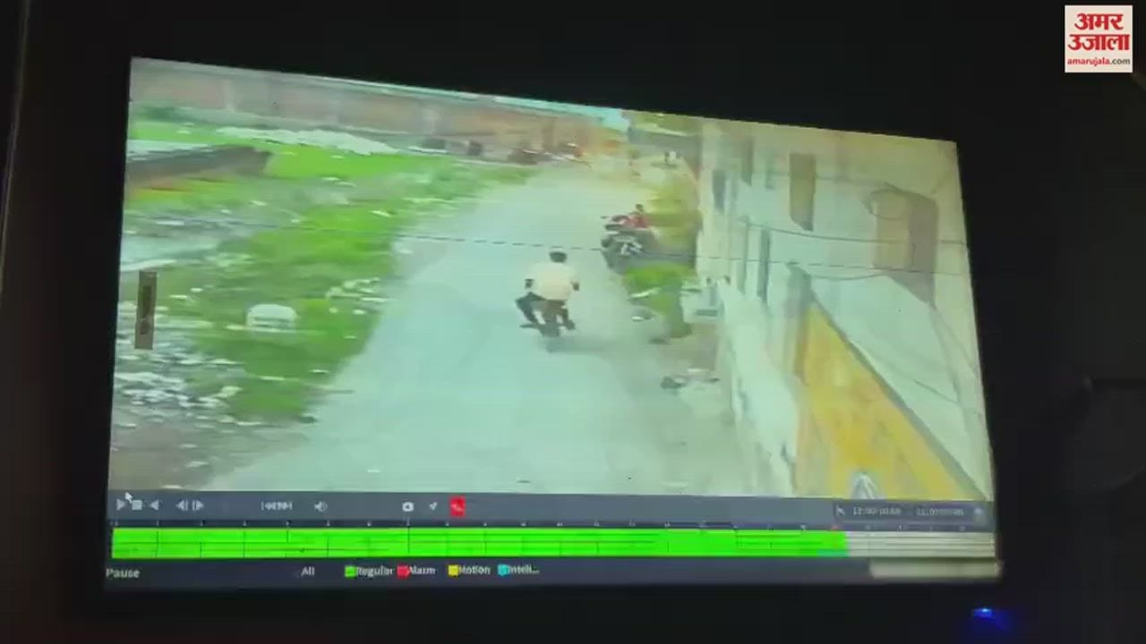 VIDEO : UP Crime 25 lakh rupees looted gunpoint in bhadohi two miscreants robbed businessman fled brandishing weapons