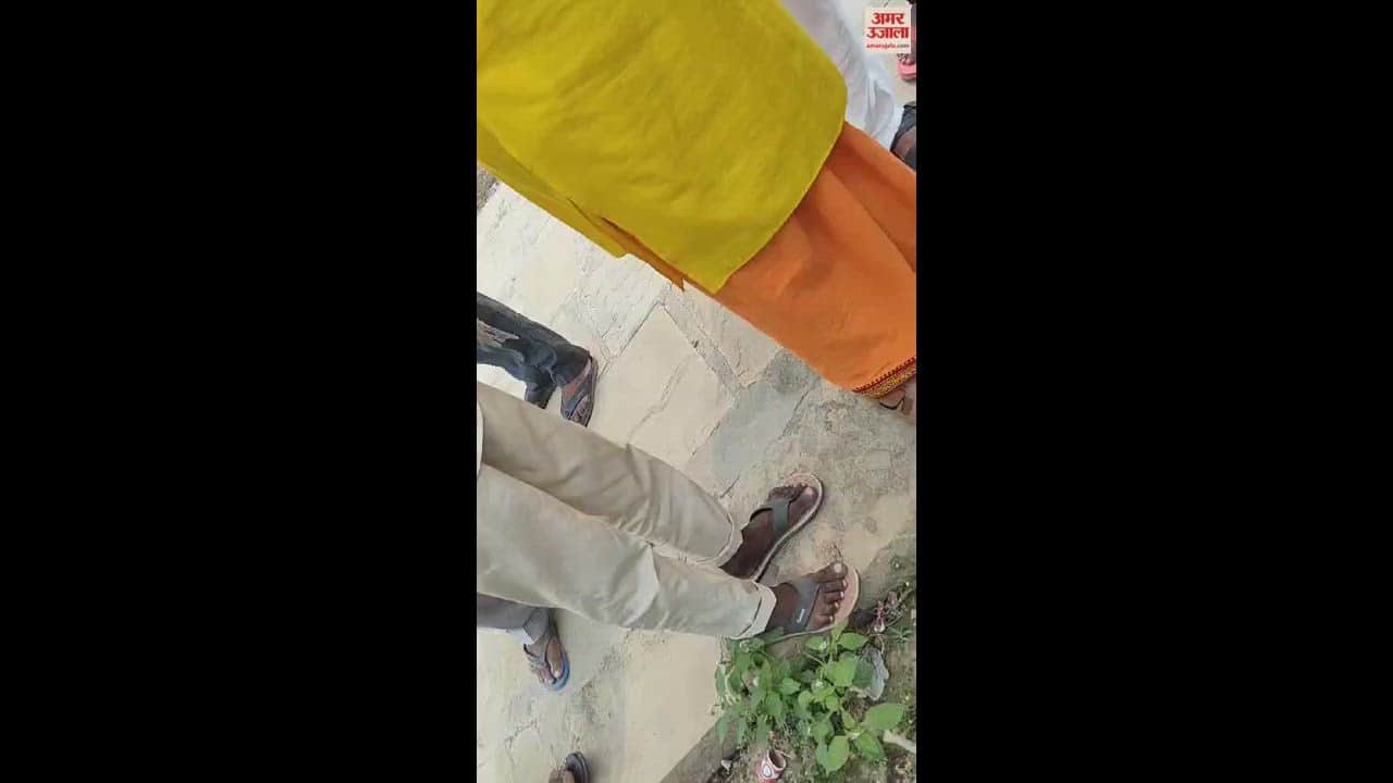 VIDEO : youth jumped into Ganga river in varanasi girl and the police slapped him
