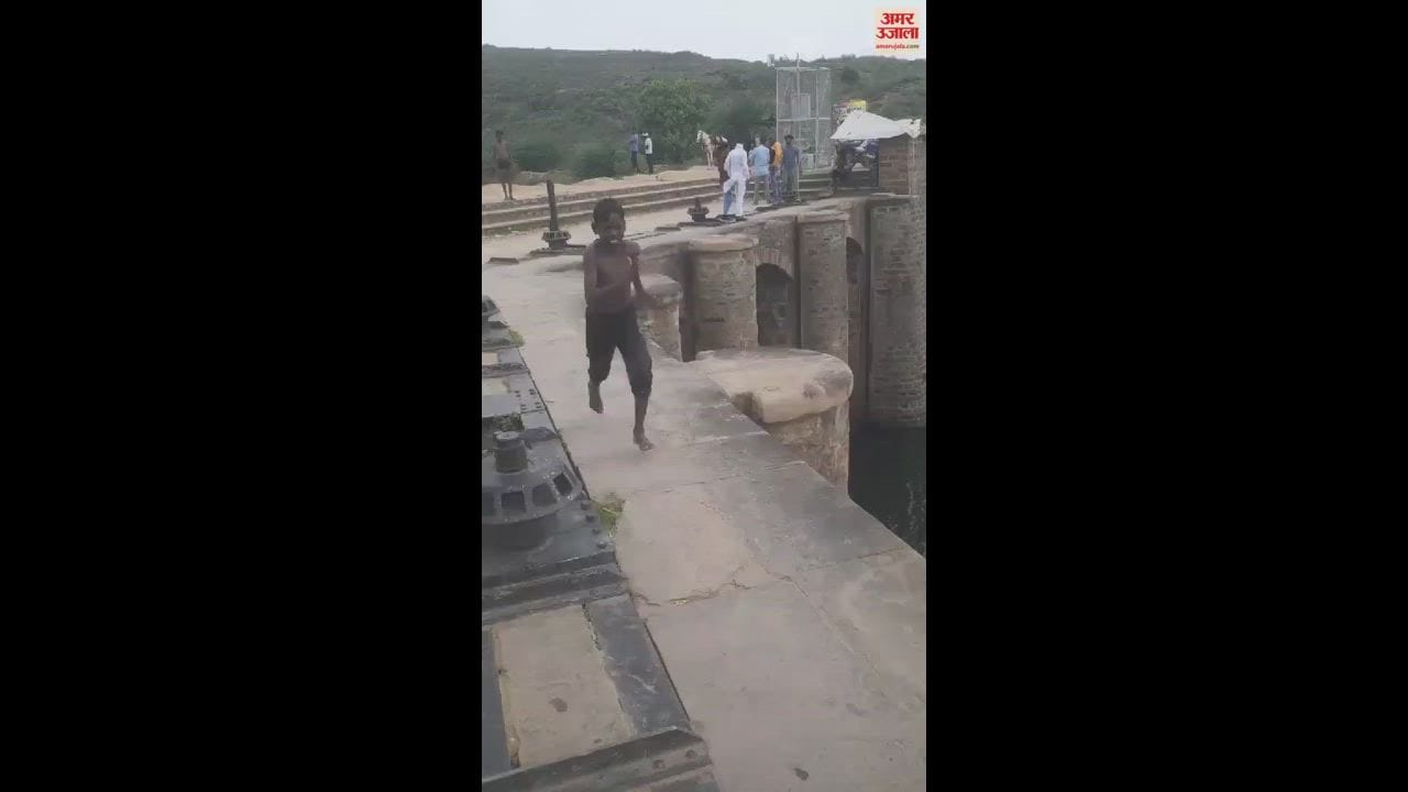 VIDEO : People are jumping into waterfall in sonbhadra security only on paper administration careless