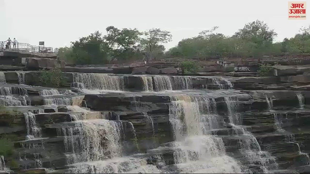 VIDEO : Youth having fun at the Rajdari Devdari waterfall risking their lives