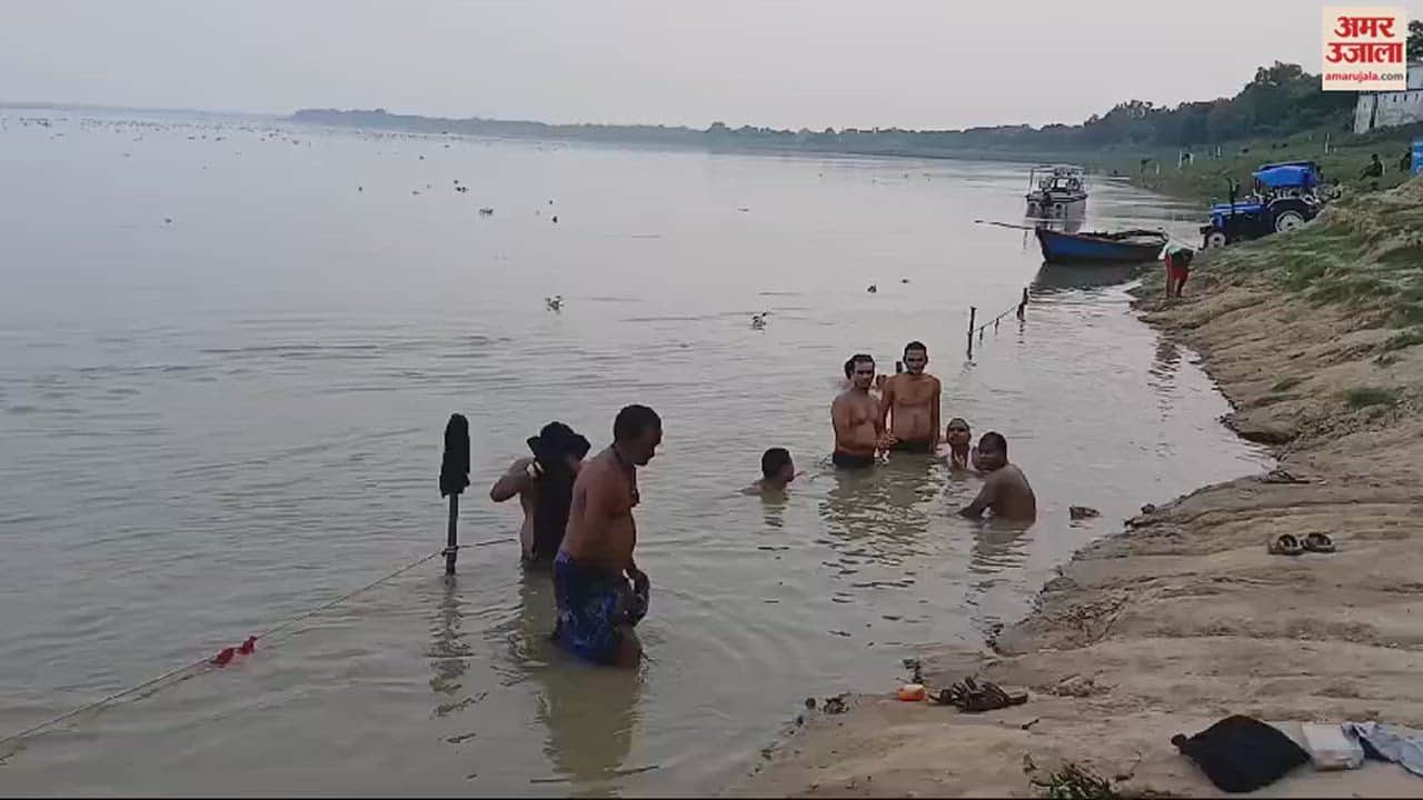 VIDEO : ganga river level rose 2 meters in bhadohi heartbeats of people living coastal areas increased