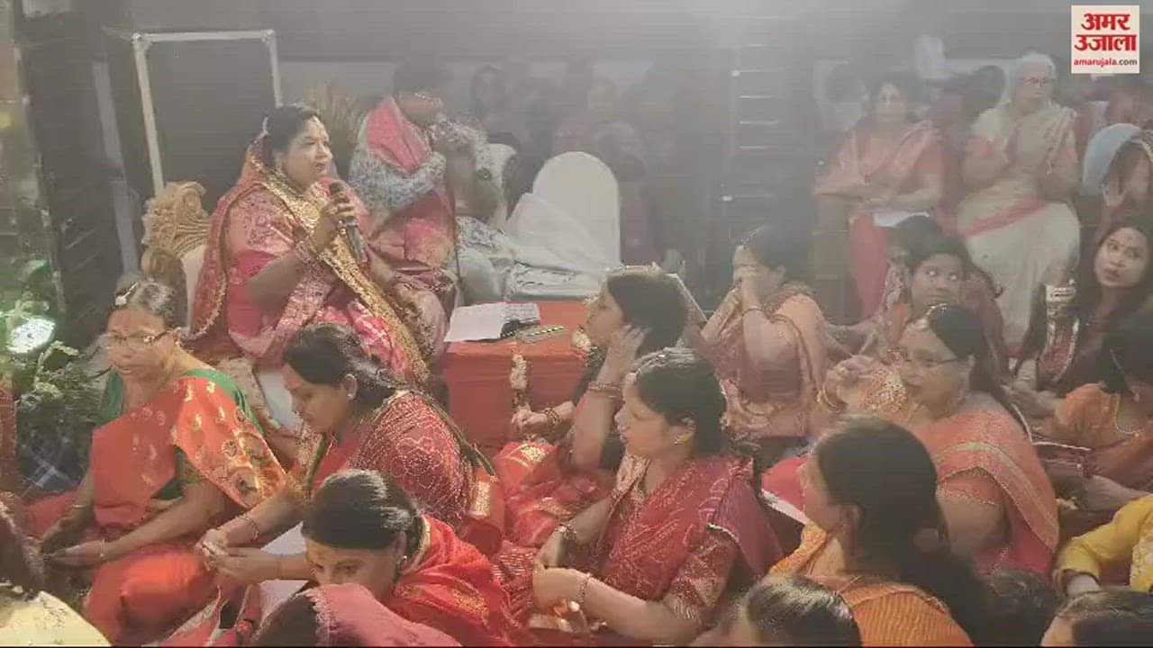 VIDEO : woman remembered the Lord in the devotional-bhajan evening