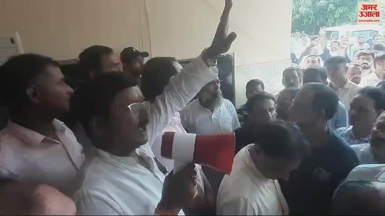 VIDEO : Teachers in Moradabad protested against online attendance, held a meeting at BSA office