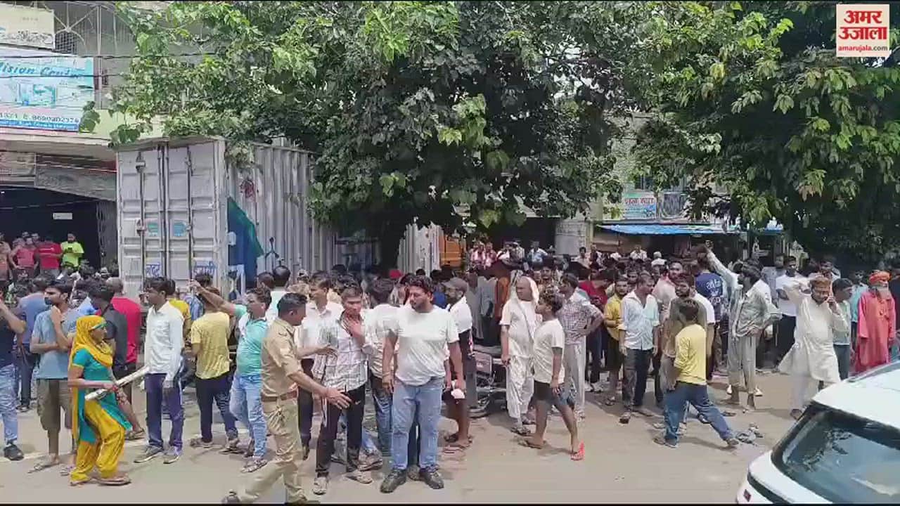 VIDEO : Milk vehicle collided with Tata Magic in Gajraula, teenager died, ten people injured