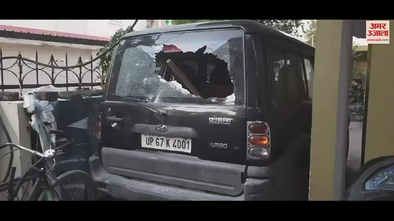 VIDEO : Miscreants broke the glass car after entering the councillor house in chandauli report filed